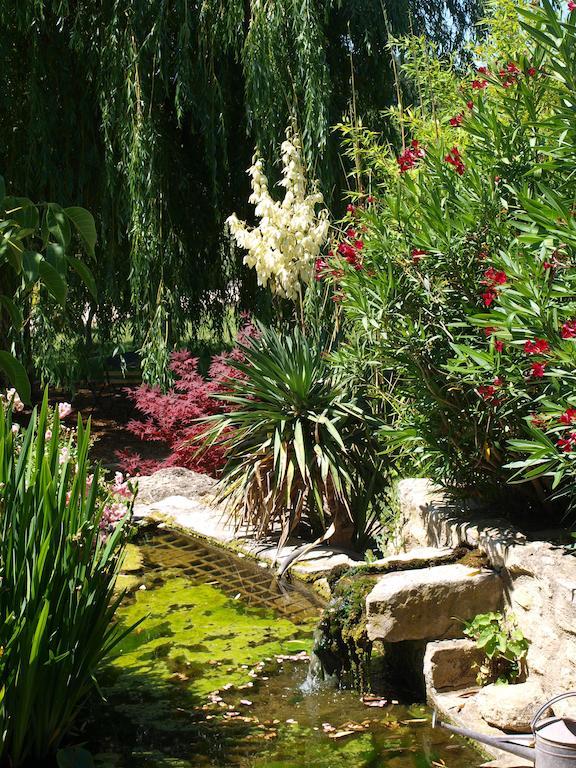 Bed and Breakfast Jardin D'Antan Ansouis Exteriér fotografie